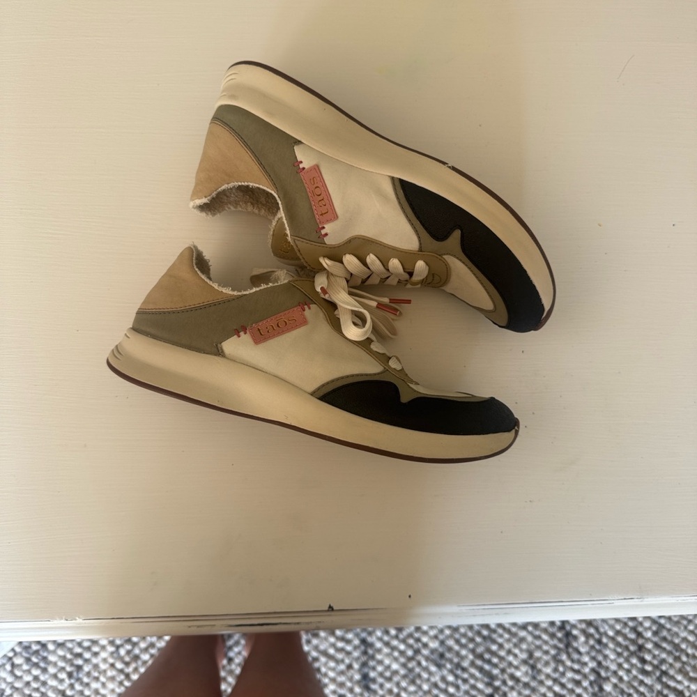 Taos Women's sz 8 never worn